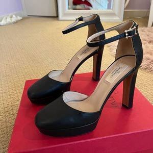 Valentino heels size 37.5 (US 7.5) barely worn with box!